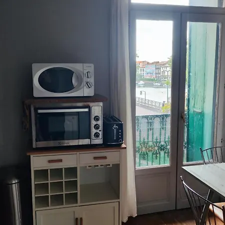 Cozy French With A Beautiful View 아그